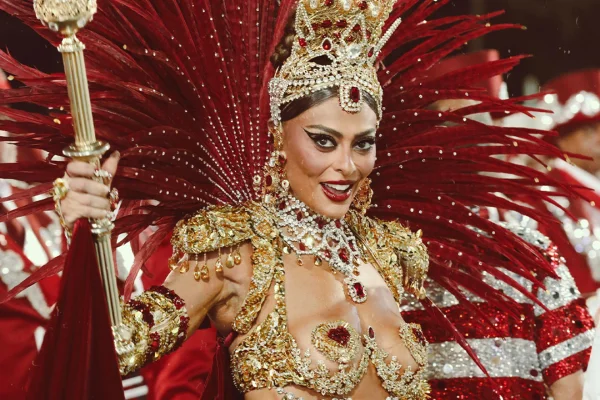 Juliana Paes celebra vitória da Viradouro e se emociona ao falar do pai