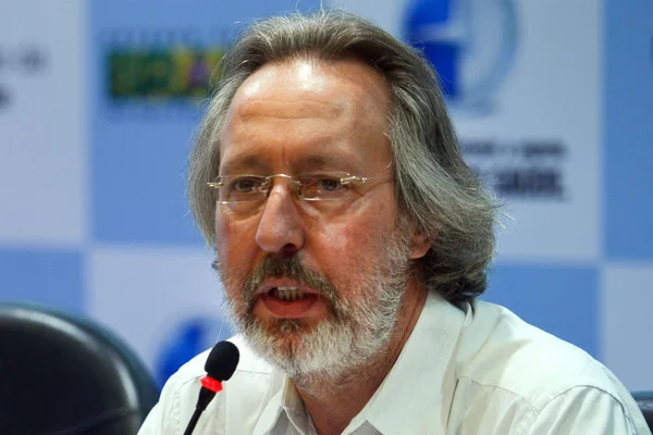 Diretor do Ministério da Saúde aconselha que mulheres de PE adiem gravidez