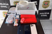 Drogas, objetos e apetrechos apreendidos com Meyre e Elisio