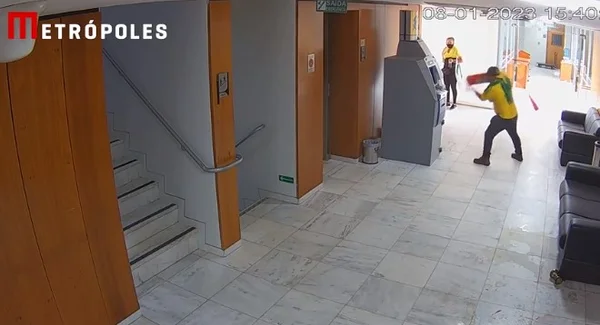 8/1: golpista tenta arrombar caixas eletrônicos e depois quebra câmera; vídeo