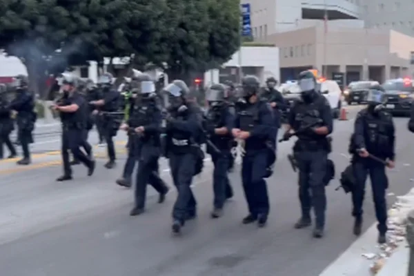 Imagem colorida de agentes do ICE - Metrópoles