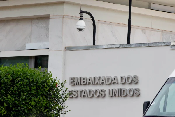 fachada de prédio branco com letreiro onde se lê "embaixada dos estados unidos"