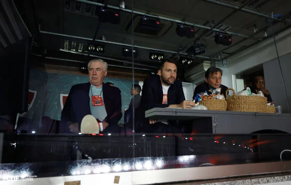 Foto colorida de Carlo Ancelotti assistindo jogo do Flamengo no Maracanã - Metrópoles