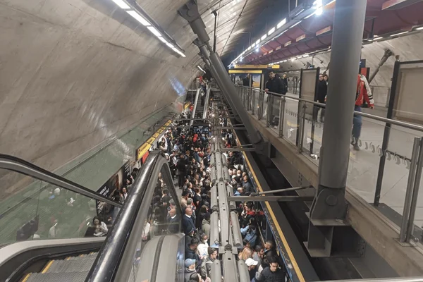 Imagem colorida de passageiros acumulados em estações da linha 4-Amarela após uma falha de energia na Fradique Coutinho - Metrópoles