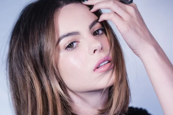 Sthefany Brito posa com barriga de fora e comemora 5 kg a mais