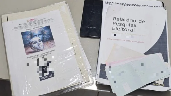 Foto colorida de documentos apreendidos - Metrópoles