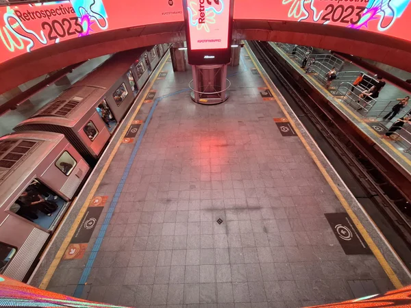 Imagem colorida mostra estação da linha 3-vermelha do metrô de São Paulo em dia de greve - Metrópoles
