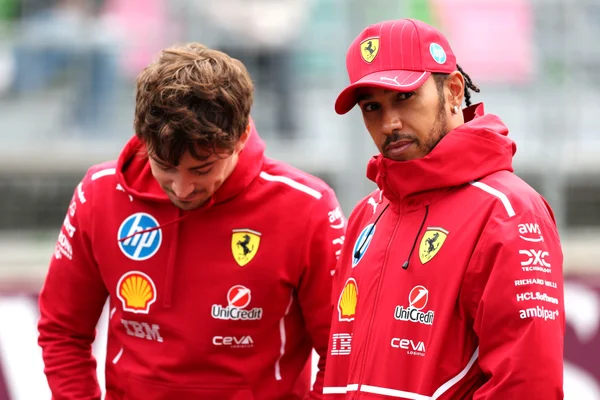 Foto colorida de Charles Leclerc e Lewis Hamilton, pilotos da Ferrari - Metrópoles