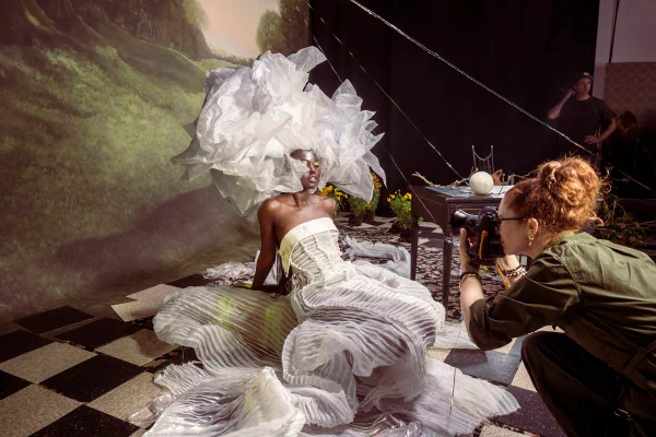 Adut Akech sendo fotografada por Emma Summerton