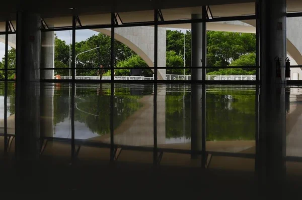 Em meio à crise, Bolsonaro reassume gabinete no Palácio do Planalto