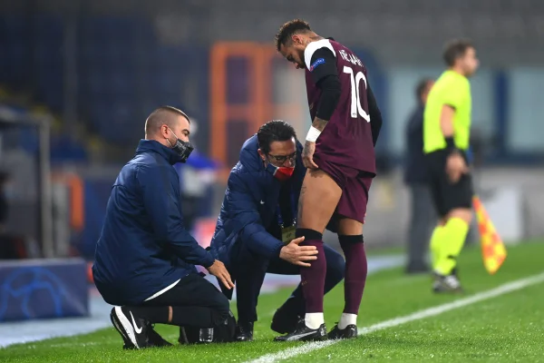 “O pai tá off”: Neymar lamenta lesão na Champions e vira dúvida na Seleção