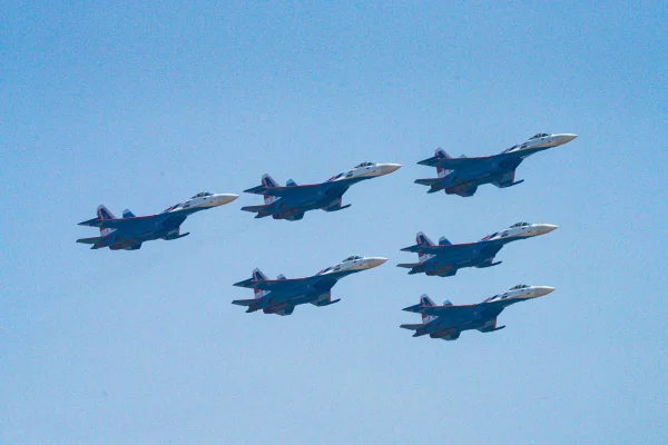 Imagem colorida mostra aeronaves militares da China - Metrópoles