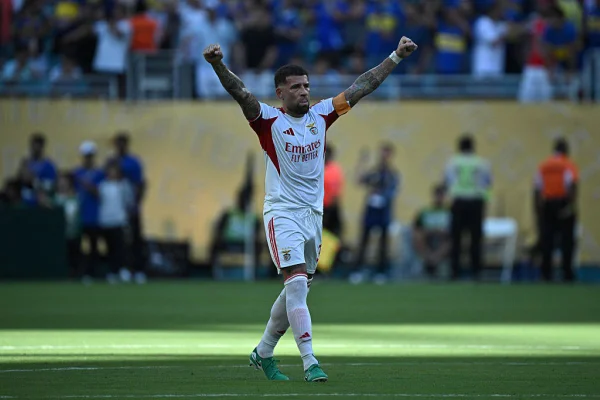 Foto colorida do zagueiro Otamendi pelo Benfica - Metrópoles