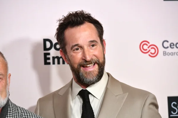 Noah Wyle revela como George Clooney reagiu a título de “homem mais sexy”