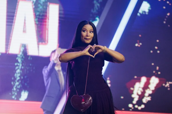Imagem colorida de Nicki Minaj em evento organizado por conservadores dos EUA - Metrópoles