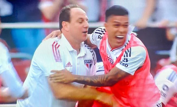 Falando sério, Rogério Ceni esmagou o português Vitor Pereira 