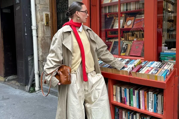 Na imagem com cor, foto de influencer com look composto por trench coat - metrópoles