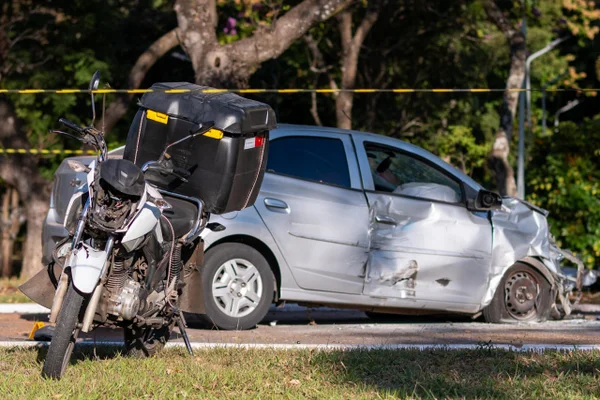 Motoboy que ficou ferido em acidente no Eixinho Sul vai passar por cirurgia