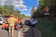 Colisão frontal entre dois veículos deixa um pessoa morta e duas feridas em São Sebastião Colisão frontal entre dois veículos deixa um pessoa morta e duas feridas em São Sebastião