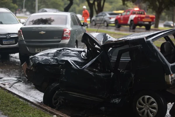 Motorista fica presa às ferragens e carro é destruído em batida no DF