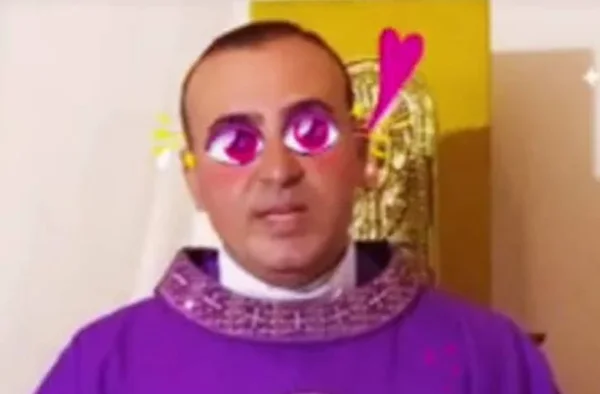 Padre faz missa com filtro divertido em SP
