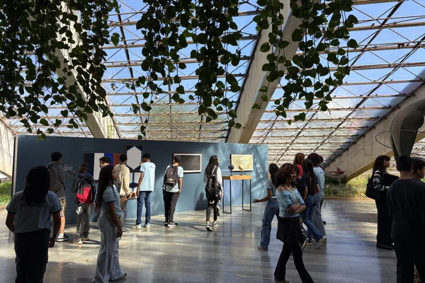 Alunos de São Sebastião conhecem a mostra Constelações Contemporâneas