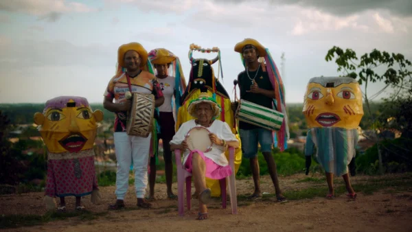 Fotografia colorida de pessoas com roupas tradicionais | Festival de Cinema de Gramado