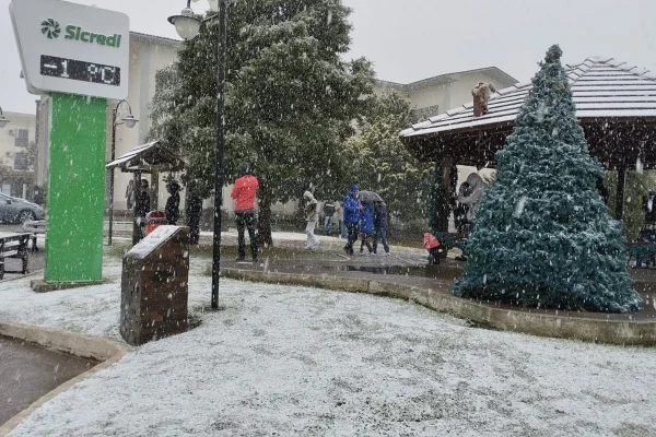 Imagem colorida de neve no Rio Grande do Sul - Metrópoles