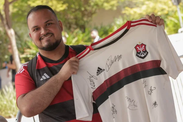 Com titulares, Flamengo é recepcionado com festa em chegada ao DF - destaque galeria Com titulares, Flamengo é recepcionado com festa em chegada ao DF - destaque galeria
