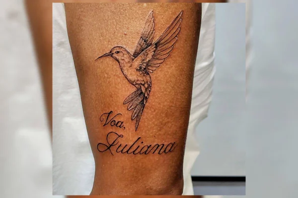 Imagem colorida de tatuagem em homenagem a Juliana Marins