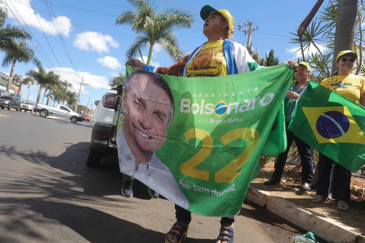 Janones e Lili Carabina causam discussão no condomínio de Bolsonaro