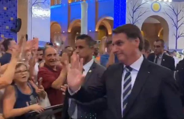 Bolsonaro é alvo de aplausos e vaias durante missa em Aparecida