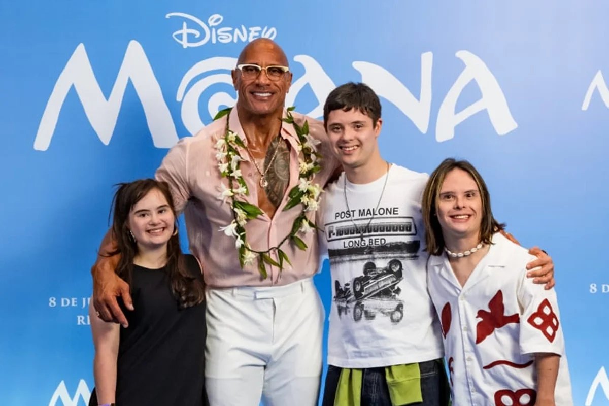 Elenco de Colegas e o Herdeiro conhece Dwayne Johnson, o The Rock Elenco de Colegas e o Herdeiro conhece Dwayne Johnson, o The Rock