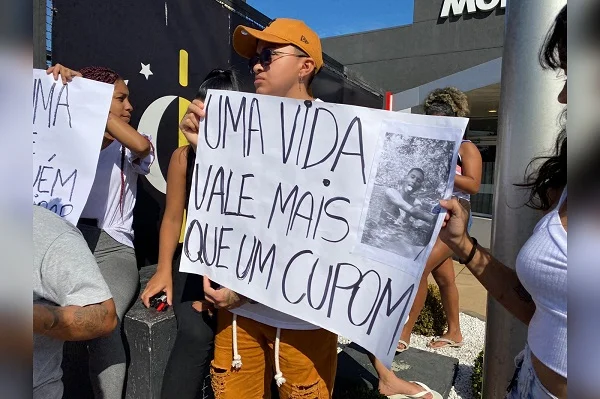 Tia de baleado em McDonald’s: “Ele está com medo. Queremos justiça”