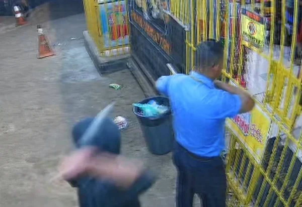 Imagem colorida de um homem com roupa presa atacando outro homem com blusa azul - Metrópoles