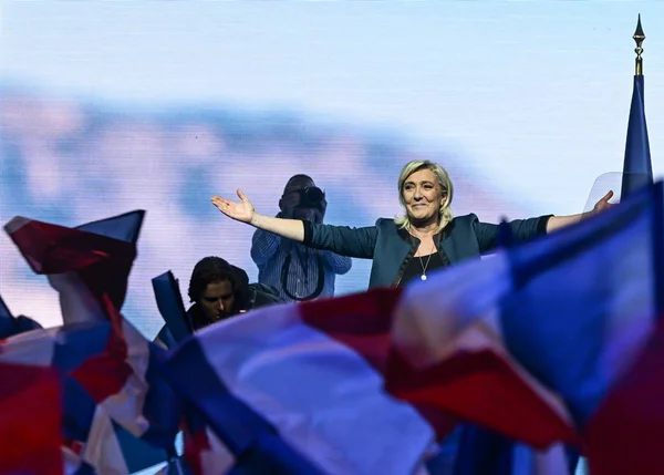 Imagem colorida mostra a Marine Le Pen durante evento na França - Metrópoles