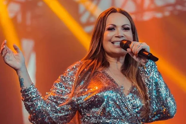 Em show, Solange Almeida quebra o pau com fã: “Quem manda sou eu”