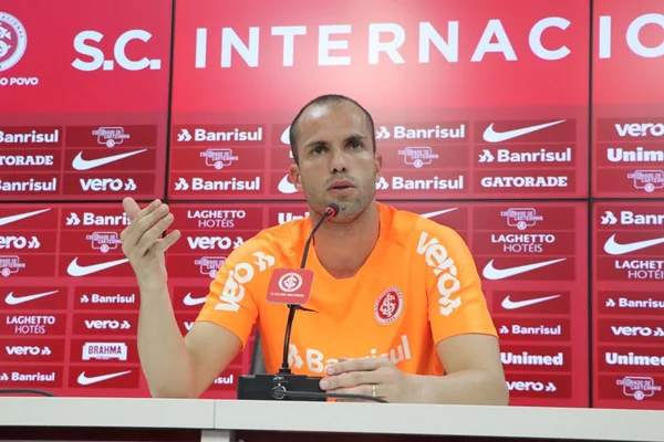 Sem dormir, Marcelo Lomba pede desculpas por expulsão em Gre-Nal