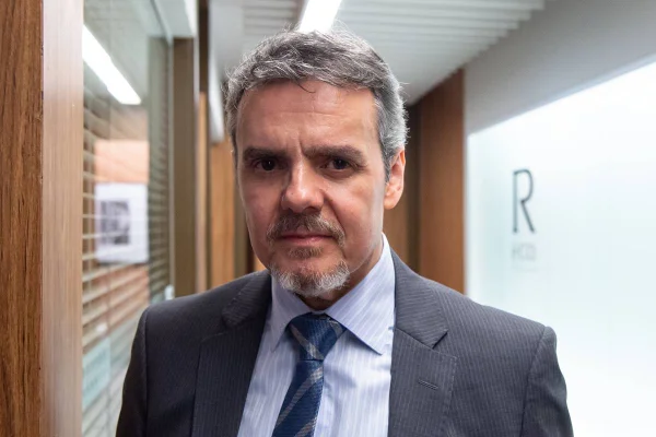 foto colorida de cassio gabus mendes de terno - metrópoles