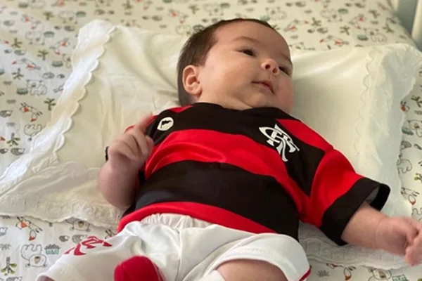 Amuleto da sorte: Tatá Werneck veste filha de Fla em dia de jogo