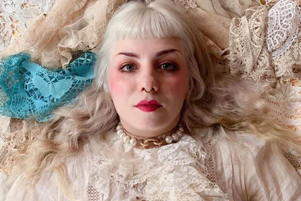 Elena Kanagy ao lado de suas rendas