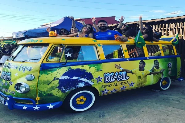 Covid-19: grupo do Kombinha na Copa se une para doar cestas no DF