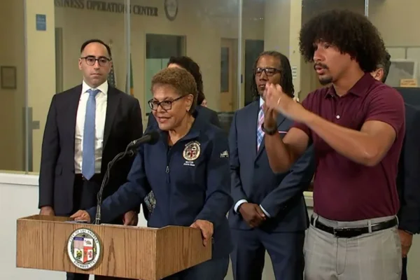 Imagem colorida de coletiva de imprensa dada pela prefeita de Los Angeles - Metrópoles