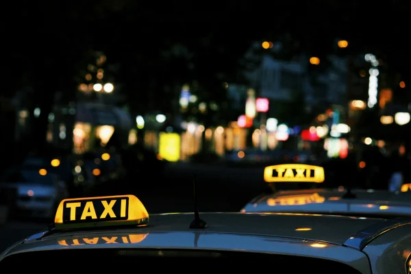 Imagem mostra duas plaquinhas de taxi - Metrópoles
