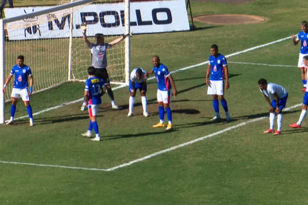 Jogadores se preparam para escanteio em Cianorte e Barrra pelas quartas da Série D