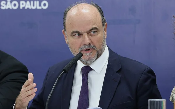 Imagem colorida do deputado estadual Ricardo Madalena de terno e gravata falando ao microfone em audiência na Assembleia Legislativa de São Paulo (Alesp) - metrópoles