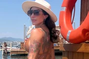 Jaque Khury posa durante passeio
