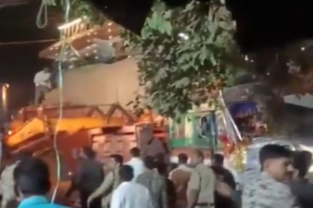 Caminhão desgovernado atinge templo e deixa 15 mortos na Índia