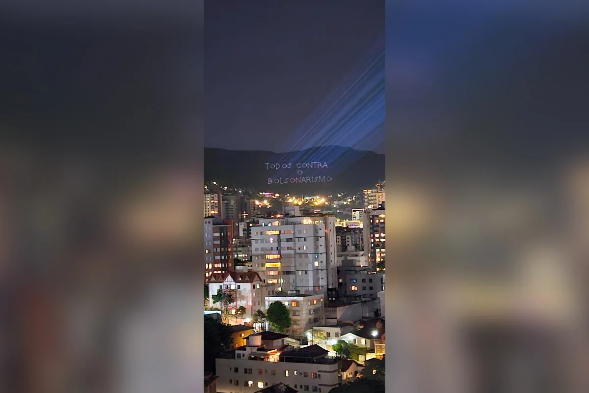 Projeções em serra de BH têm ataques a Flávio e pedidos de voto para Lula Projeções em serra de BH têm ataques a Flávio e pedidos de voto para Lula