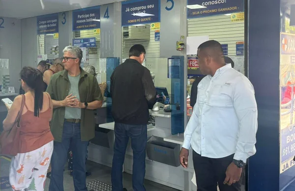 Bolsonaro corta o cabelo e joga na loteria nesta segunda